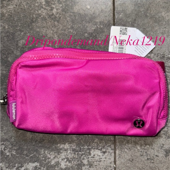 Lululemon Everywhere Belt Bag 1L- Sonic Pink/White - Picture 3 of 9